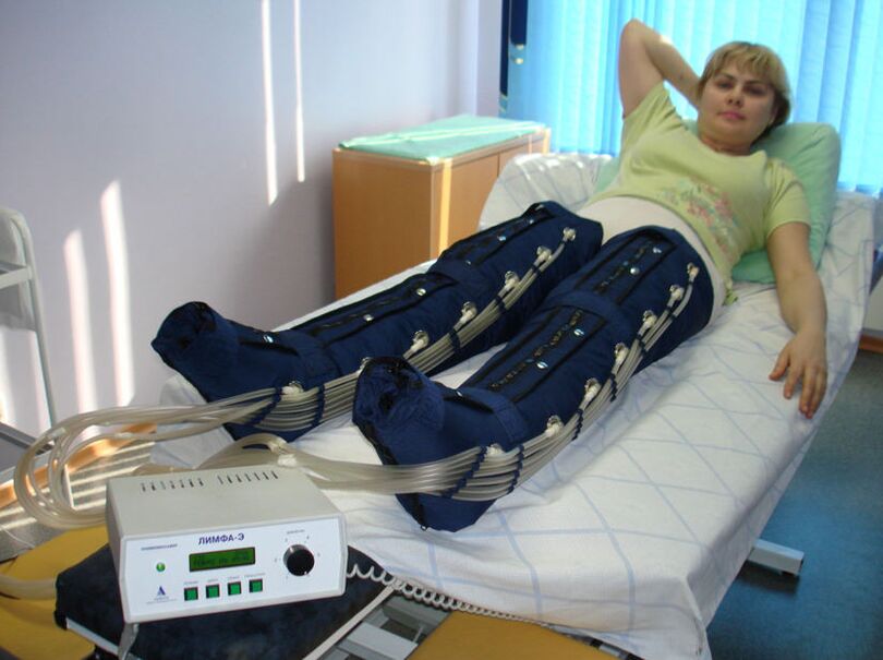 Pressotherapie zur Behandlung von Krampfadern in den Beinen.