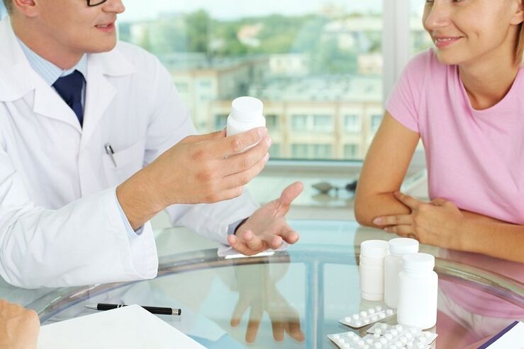 Der Arzt verschreibt Tabletten zur Behandlung von Krampfadern.